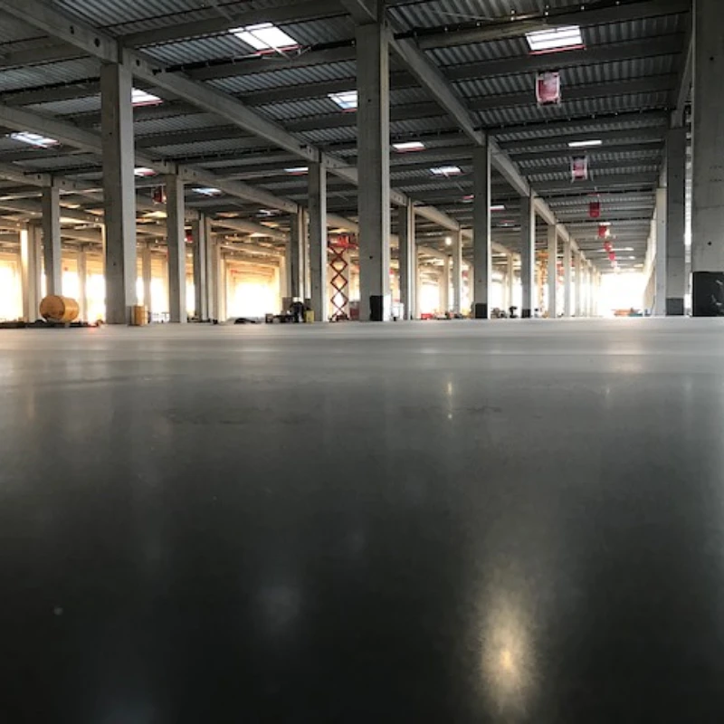 Pardoseală finisată din beton elicopterizat într-o hală industrială