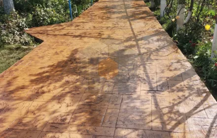 Alee pietonală din beton amprentat cu finisaj cărămiziu