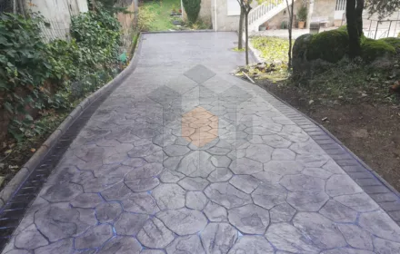 Alee auto din beton amprentat cu model neregulat și finisaj gri
