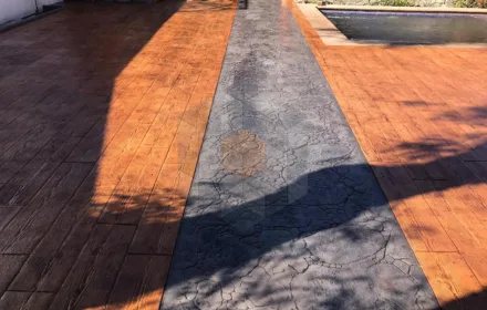 Curte din beton amprentat cu zone cărămizii și gri