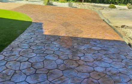 Curte din beton amprentat cu model de piatră și două nuanțe