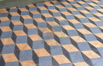 Beton amprentat colorat cu model geometric tridimensional