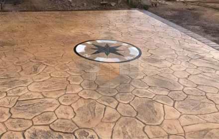 Beton amprentat în nuanță nisipie cu motiv decorativ circular