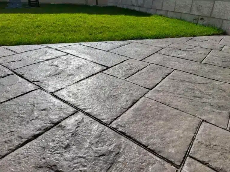 Detaliu de beton amprentat cu textură de dale mari